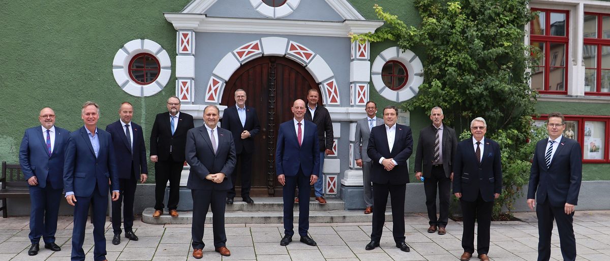 Die Präsidenten der ostdeutschen Handwerkskammern während ihres Treffens im ostthüringischen Rudolstadt vor dem Rathaus gemeinsam mit Rudolstadts Bürgermeister Jörg Reichl (li.), dem Präsidenten des Zentralverbandes des Deutschen Handwerks, Hans Peter Wollseifer (5.v.l.), Thüringens Wirtschaftsminister Wolfgang Tiefensee (7.v.l.) sowie Klaus Nützel, Präsident der Handwerkskammer für Ostthüringen als Gastgeber (2.v.r.). Die Präsidenten der ostdeutschen Handwerkskammern während ihres Treffens im ostthüringischen Rudolstadt vor dem Rathaus gemeinsam mit Rudolstadts Bürgermeister Jörg Reichl (li.), dem Präsidenten des Zentralverbandes des Deutschen Handwerks, Hans Peter Wollseifer (5.v.l.), Thüringens Wirtschaftsminister Wolfgang Tiefensee (7.v.l.) sowie Klaus Nützel, Präsident der Handwerkskammer für Ostthüringen als Gastgeber (2.v.r.).