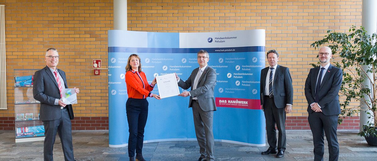 Foto: V.l.n.r.: Tilo Jänsch, Geschäftsführer der Handwerkskammer Potsdam, Judith Schneider, Ralph Bührig, Hauptgeschäftsführer der Handwerkskammer Potsdam, Wolfgang Spieß, 1. Vorsitzender Netzwerk Zukunft. Schule + Wirtschaft Brandenburg, Andreas Körner-Steffens, Abteilungsleiter Berufsbildung der Handwerkskammer Potsdam. Foto: V.l.n.r.: Tilo Jänsch, Geschäftsführer der Handwerkskammer Potsdam, Judith Schneider, Ralph Bührig, Hauptgeschäftsführer der Handwerkskammer Potsdam, Wolfgang Spieß, 1. Vorsitzender Netzwerk Zukunft. Schule + Wirtschaft Brandenburg, Andreas Körner-Steffens, Abteilungsleiter Berufsbildung der Handwerkskammer Potsdam.