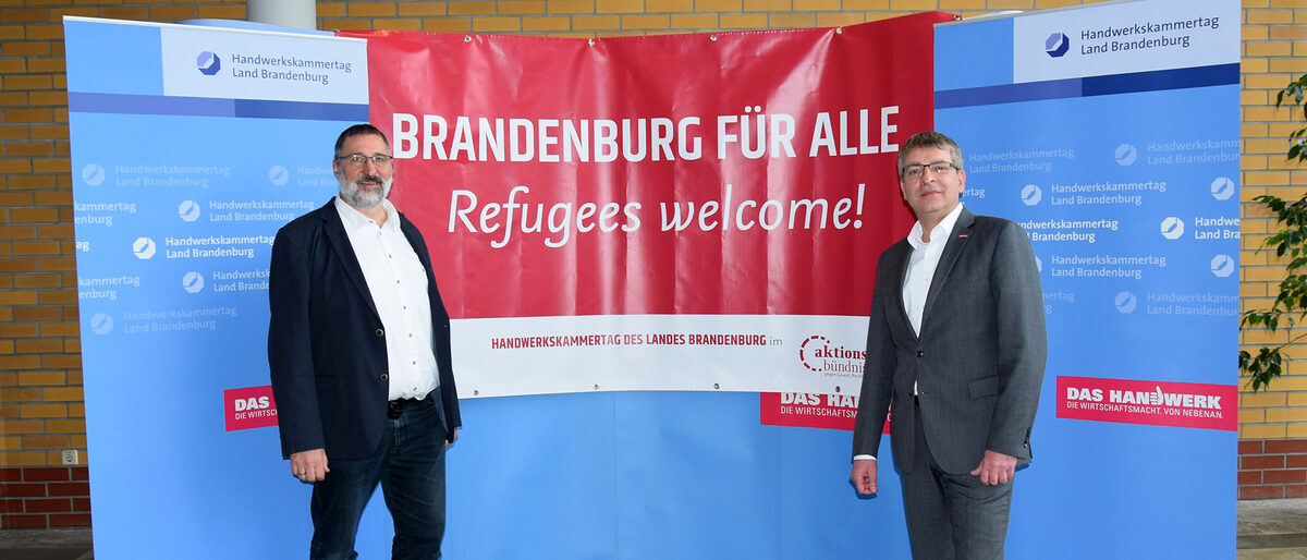 Foto: Pfarrer und Superintendent Thomas Wisch, Vorstandsvorsitzender des Aktionsbündnisses Brandenburg (li. i. Bild) und Ralph Bührig, Hauptgeschäftsführer des Handwerkskammertages Land Brandenburg (BHKT) nach der Aufnahme des BHKT in das Aktionsbündnis Brandenburg. Foto: Pfarrer und Superintendent Thomas Wisch, Vorstandsvorsitzender des Aktionsbündnisses Brandenburg (li. i. Bild) und Ralph Bührig, Hauptgeschäftsführer des Handwerkskammertages Land Brandenburg (BHKT) nach der Aufnahme des BHKT in das Aktionsbündnis Brandenburg.