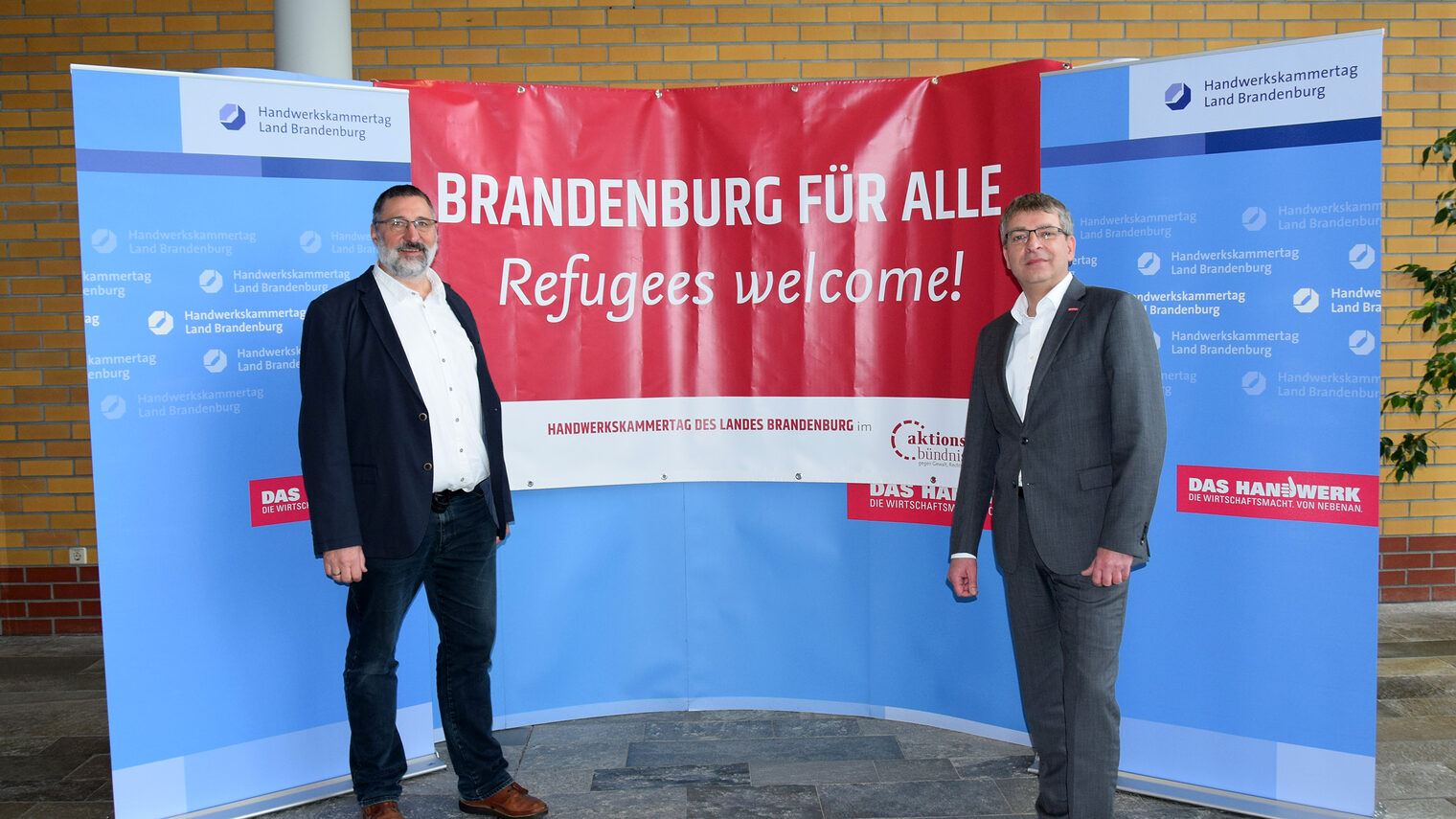 Foto: Pfarrer und Superintendent Thomas Wisch, Vorstandsvorsitzender des Aktionsbündnisses Brandenburg (li. i. Bild) und Ralph Bührig, Hauptgeschäftsführer des Handwerkskammertages Land Brandenburg (BHKT) nach der Aufnahme des BHKT in das Aktionsbündnis Brandenburg. 