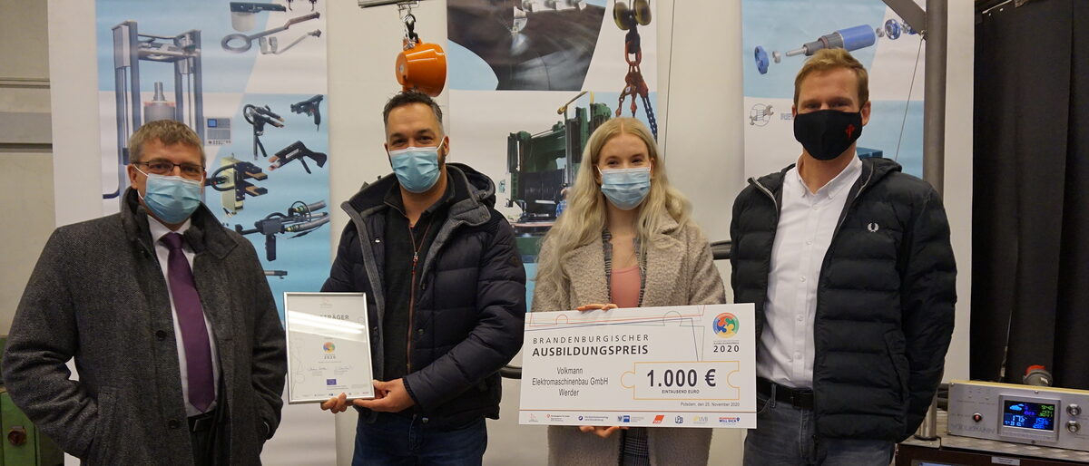 Ralph Bührig, Hauptgeschäftsführer der Handwerkskammer Potsdam, Volkmann Elektromaschinenbau: Betriebsstätten-Leiter Mike Schneider, Studentin Sarah Paul, Geschäftsführer Tilo Happich (v.l.n.r.) Ralph Bührig, Hauptgeschäftsführer der Handwerkskammer Potsdam, Volkmann Elektromaschinenbau: Betriebsstätten-Leiter Mike Schneider, Studentin Sarah Paul, Geschäftsführer Tilo Happich (v.l.n.r.)