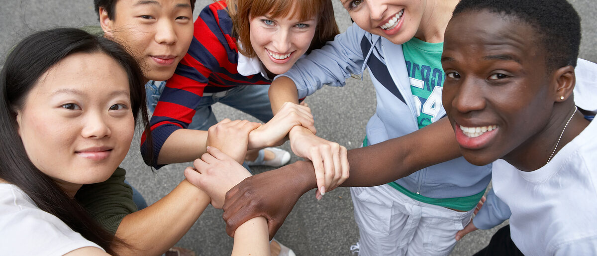 Jugendliche verschiedener ethnischer Gruppen auf einem Schulhof Jugendliche verschiedener ethnischer Gruppen auf einem Schulhof Schlagwort(e): Afrika, Afrikaner, Aktiv, Amerika, Amerikaner, Asiate, Asien, Ausländer, Brüderschaft, Bund, Einigkeit, Europa, Europäer, Freizeit, Freunde, Freundschaft, Gegenseitigkeit, Gemeinschaft, Gleichheit, Gruppe, Handschlag, Integration, Jugendgruppe, Jugendliche, Jungen, Jungendliche, Kameraden, Kameradschaft, Kooperation, Menschlichkeit, Migranten, Migration, Multikulti-Gesellschaft, Mädchen, Nächstenliebe, Rasse, Rassismus, Respekt, Schulhof, Solidarität, Verbindung, Vereinigung, Wohltätigkeit, Zusammenarbeit, Zusammengehörigkeit, basketball, black, eingliedern, farbig, foreign, fremd, fremdsprachig, gemeinschaftlich, internationale Gruppe, internationale Jugendgruppe, multikulturell, partnership, verbunden, afrika, afrikaner, aktiv, amerika, amerikaner, asiate, asien, auslnder, brderschaft, bund, einigkeit, europa, europer, freizeit, freunde, freundschaft, gegenseitigkeit, gemeinschaft, gleichheit, gruppe, handschlag, integration, jugendgruppe, jugendliche, jungen, jungendliche, kameraden, kameradschaft, kooperation, menschlichkeit, migranten, migration, multikulti-gesellschaft, mdchen, nchstenliebe, rasse, rassismus, respekt, schulhof, solidaritt, verbindung, vereinigung, wohlttigkeit, zusammenarbeit, zusammengehrigkeit, basketball, black, eingliedern, farbig, foreign, fremd, fremdsprachig, gemeinschaftlich, internationale gruppe, internationale jugendgruppe, multikulturell, partnership, verbunden