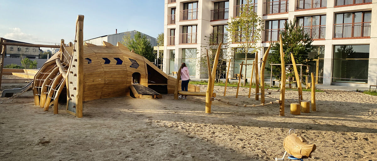 "Stoer": Spielplatz in Novosibirsk, gebaut von der SIK-Holzgestaltungs GmbH in Niedergörsdorf sik-holz, robinie, Handwerk, Stoer