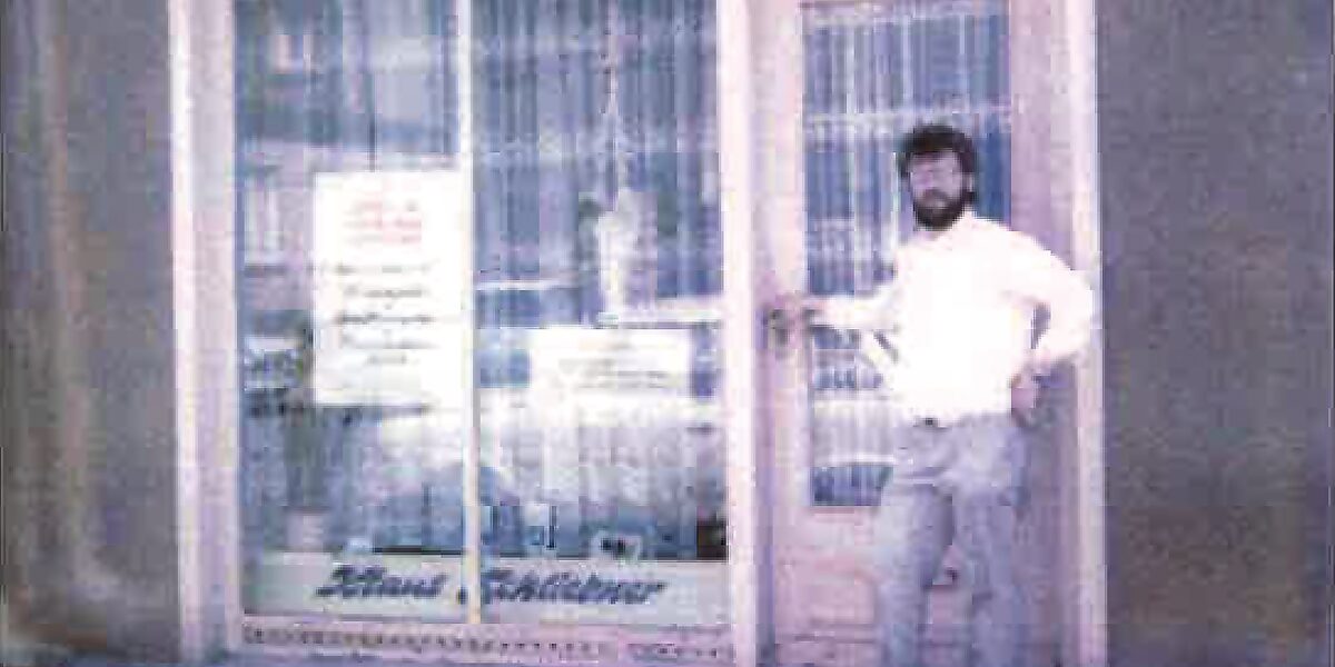 Klaus Schliebner vor seinem Geschäft zu DDR-Zeiten