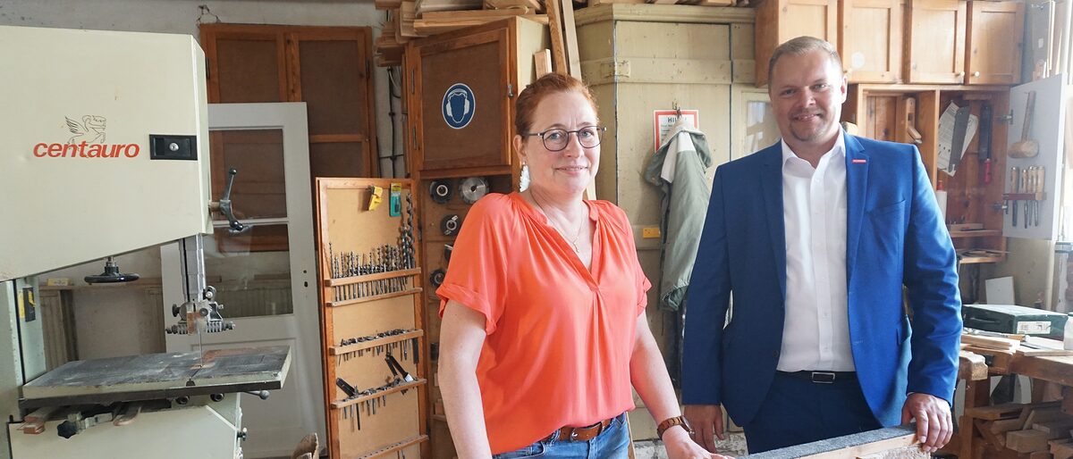 Tischlermeisterin Silke Gellenthin aus Zossen mit Kammerpräsident Robert Wüst Tischlermeisterin Silke Gellenthin aus Zossen mit Kammerpräsident Robert Wüst