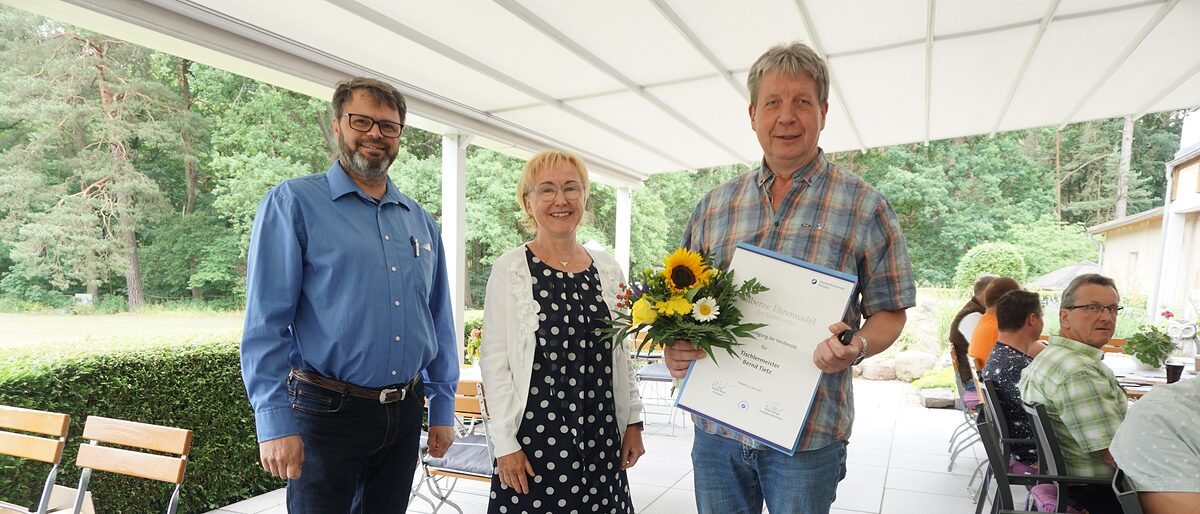 v.l.n.r.: Innungsobermeister Dirk Spatzier, Vorstandsmitglied Brita Meißner, Tischlermeister Bernd Tietz v.l.n.r.: Innungsobermeister Dirk Spatzier, Vorstandsmitglied Brita Meißner, Tischlermeister Bernd Tietz