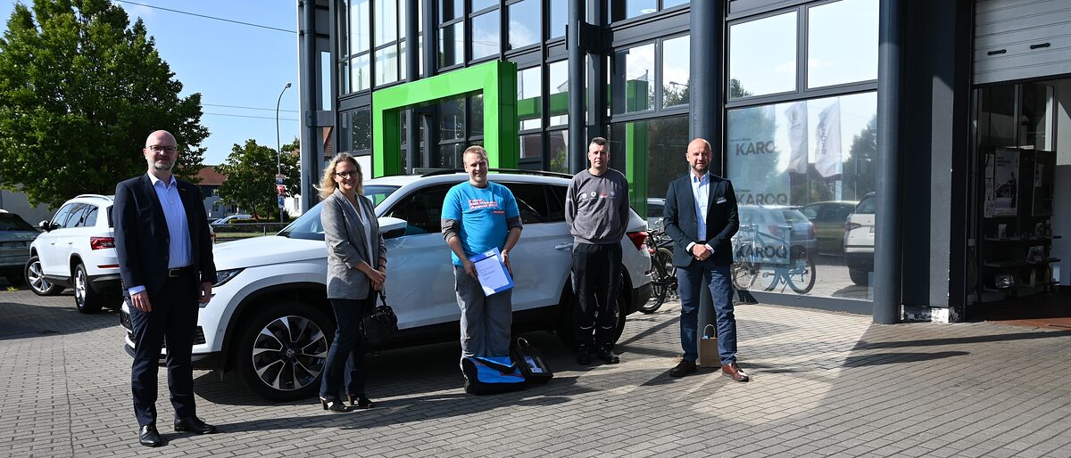 Leiter Berufsbildung HWK Potsdam Andreas Körner-Steffens, Lions Club-Präsidentin Dr. Anna Kollenberg, Azubi des Monats Jonas Leistikow, Ausbilder Thomas Schulz, Geschäftsführer Autohaus Mothor GmbH Daniel Priebs (v.l.n.r.) Leiter Berufsbildung HWK Potsdam Andreas Körner-Steffens, Lions Club-Präsidentin Dr. Anna Kollenberg, Azubi des Monats Jonas Leistikow, Ausbilder Thomas Schulz, Geschäftsführer Autohaus Mothor GmbH Daniel Priebs (v.l.n.r.)
