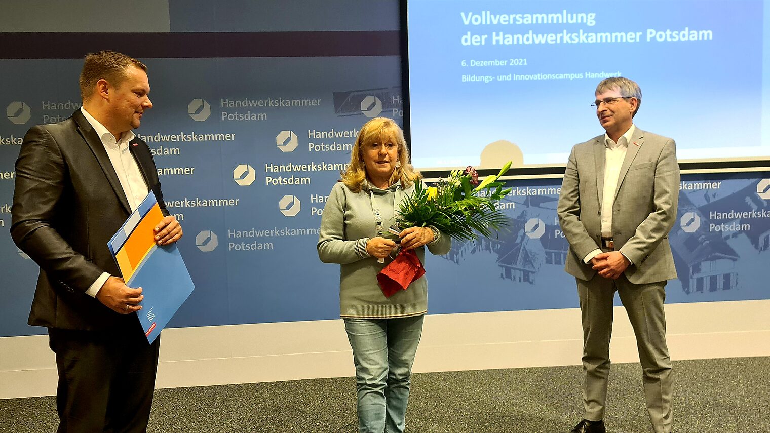 Präsident der Handwerkskammer Robert Wüst und der Hauptgeschäftsführer Ralph Bührig beglückwünschen Anette Zimmermann zum Goldenen Ehrenzeichen des Handwerks