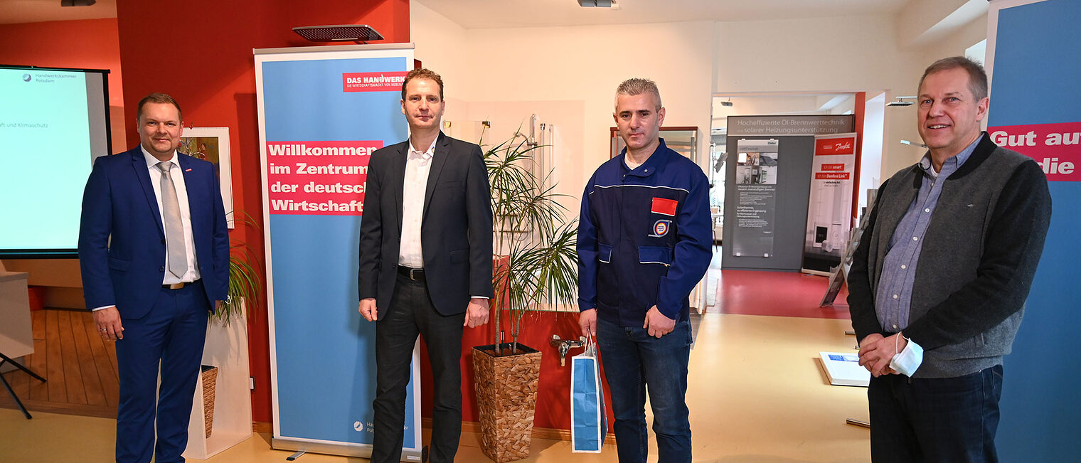 vier Männer stehen nebeneinander