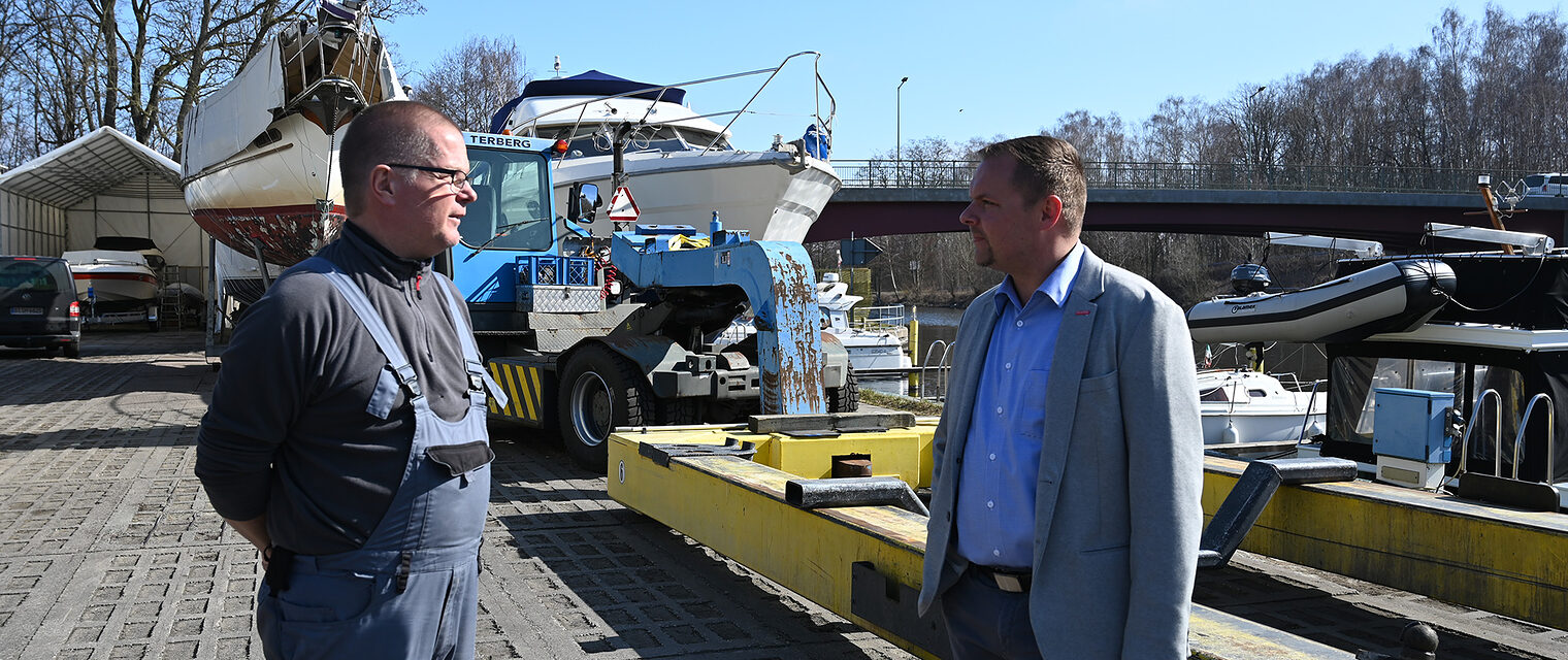 Handwerkskammerpräsident Robert Wüst (links) zu Gast bei Quintus Sebastian Worseck in der Boots¿ und Yachtwerft Q.S. Worseck GmbH, Hennigsdorf