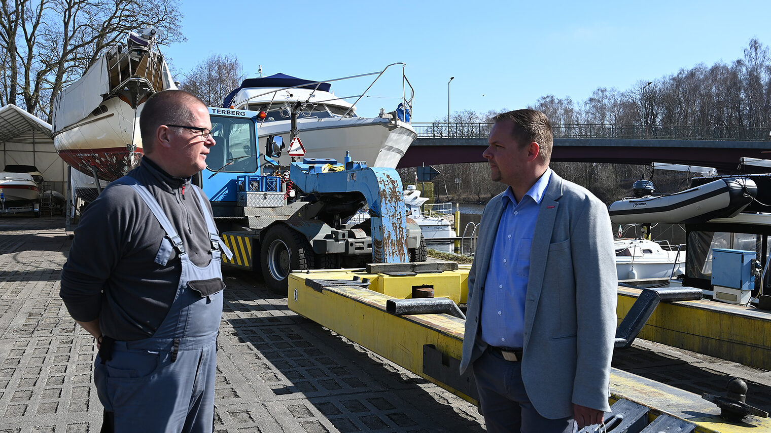 Handwerkskammerpräsident Robert Wüst (links) zu Gast bei Quintus Sebastian Worseck in der Boots¿ und Yachtwerft Q.S. Worseck GmbH, Hennigsdorf