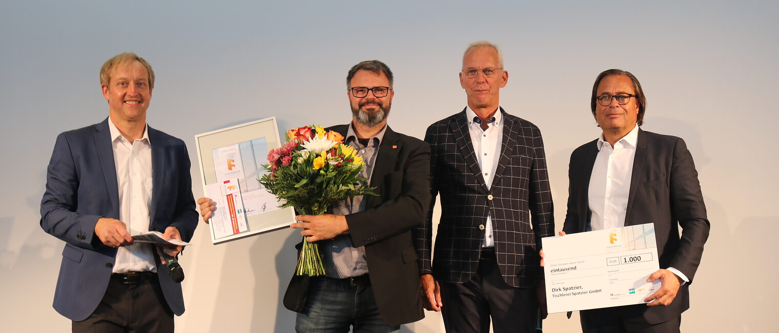 Von links: Moderator Holger Dirks, Preisträger Dirk Spatzier, Laudator Jens Schlaeger (EBH AG) und geschäftsführender Verleger Alexander Holzmann (Holzmann Medien) 
