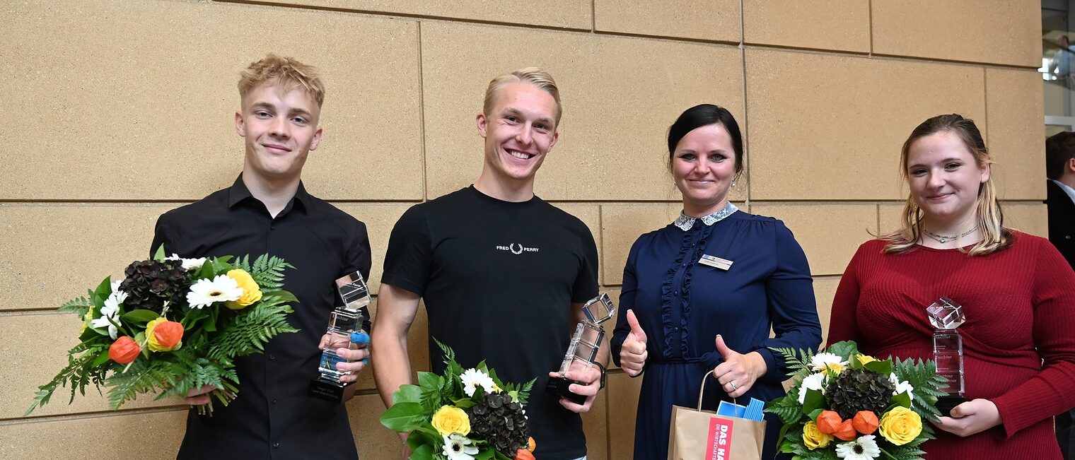 Gewinner Till Groß, der Zweitplatzierte Hannes Schulz und Ida Bahr (r.) freuten sich über die Glückwünsche der Abteilungsleiterin Berufsbildung der Handwerkskammer Potsdam, Steffi Amelung .