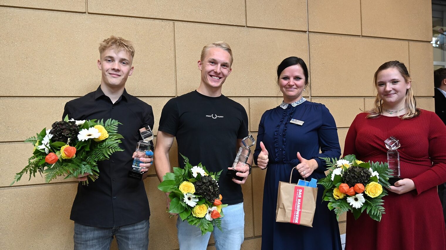 Gewinner Till Groß, der Zweitplatzierte Hannes Schulz und Ida Bahr (r.) freuten sich über die Glückwünsche der Abteilungsleiterin Berufsbildung der Handwerkskammer Potsdam, Steffi Amelung .