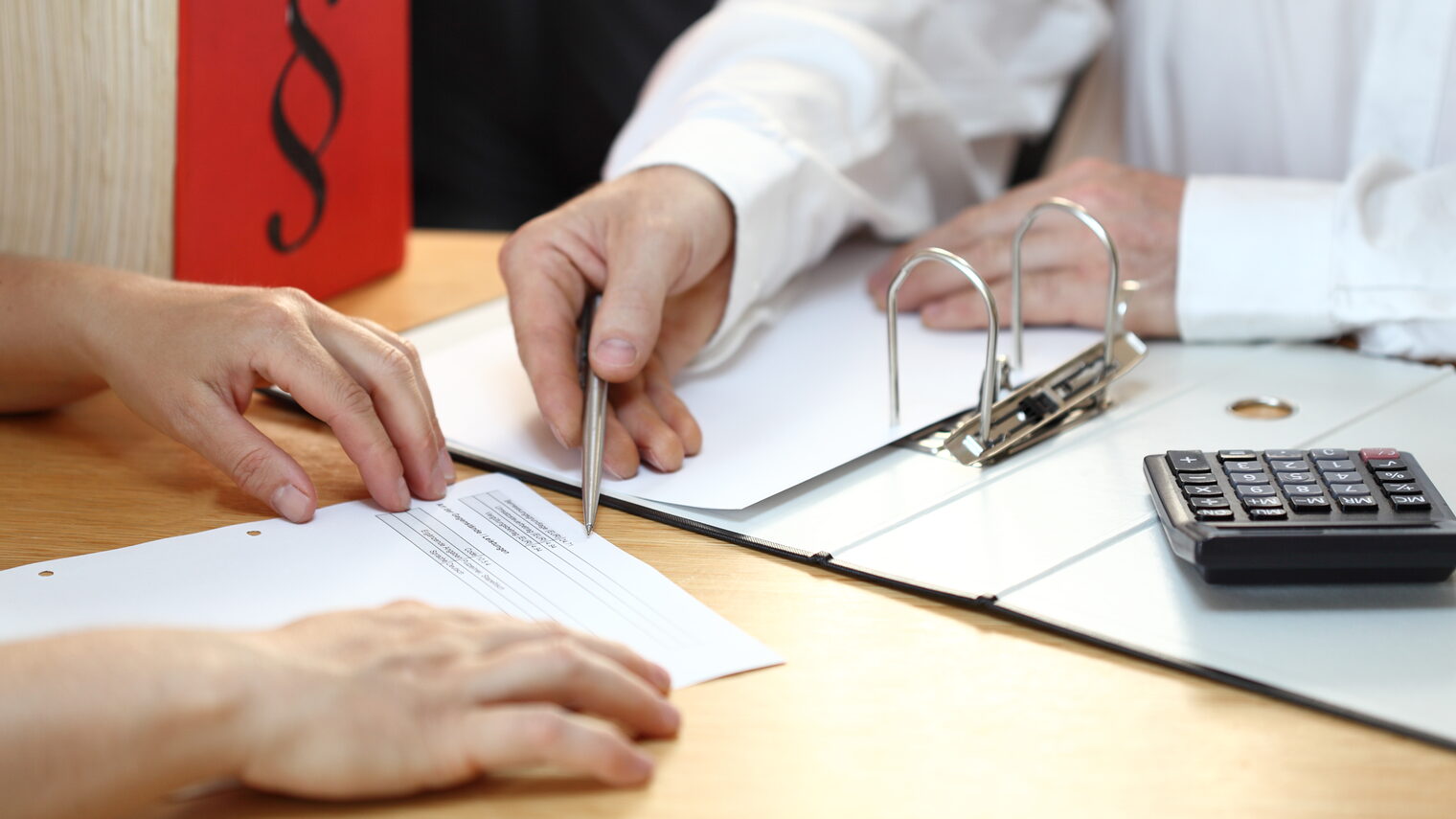 beraten Schlagwort(e): aktiv,diskutieren,beratung,arbeit,business,büro,steuerberater,k, beratung, kommunizieren, diskutieren, personen, arbeit, aktiv, business, büro, steuerberater, kommunikation, frau, mann, gestikulieren, argumentieren, geschäft, zeigen, symbol, schreibtisch, ordner, gesetzbuch, gesetze, berechnung, finanzen, geld, paragraph, gespräch, besprechen, dienstleistung, gewerbe, busy, information, informieren, buchhaltung, finanzamt, steuererklärung, steuerzahler, umsatz, termin, antrag, formular, accounting, gewinn, hand, investieren, kapitalanlage, kaufen, kosten, note, papier, recht