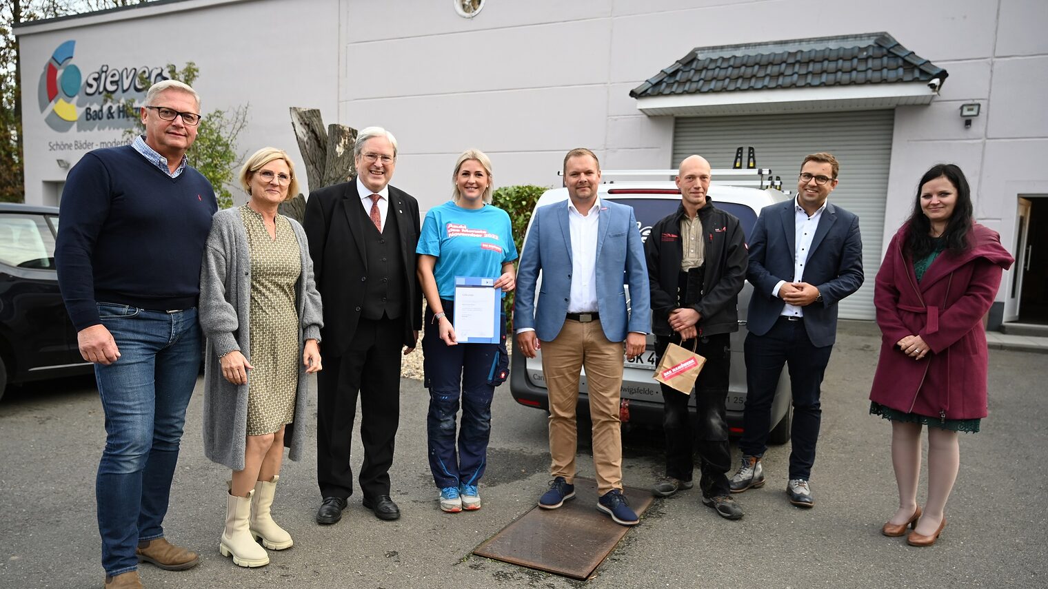 Marie-Christin Sievers (M) freute sich über die Glückwünsche von HWK-Präsident Robert Wüst und MInister Steinbach (3.v.l.)