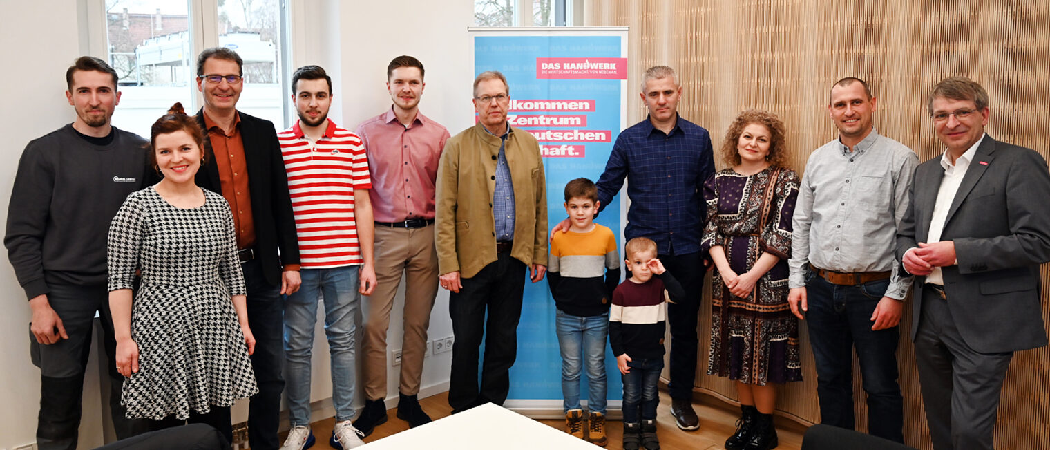 Teilnehmer, Handwerksvertreter und die Projektverantwortlichen der Handwerkskammer trafen sich zum Erfahrungsaustausch. Teilnehmer, Handwerksvertreter und die Projektverantwortlichen der Handwerkskammer trafen sich zum Erfahrungsaustausch.