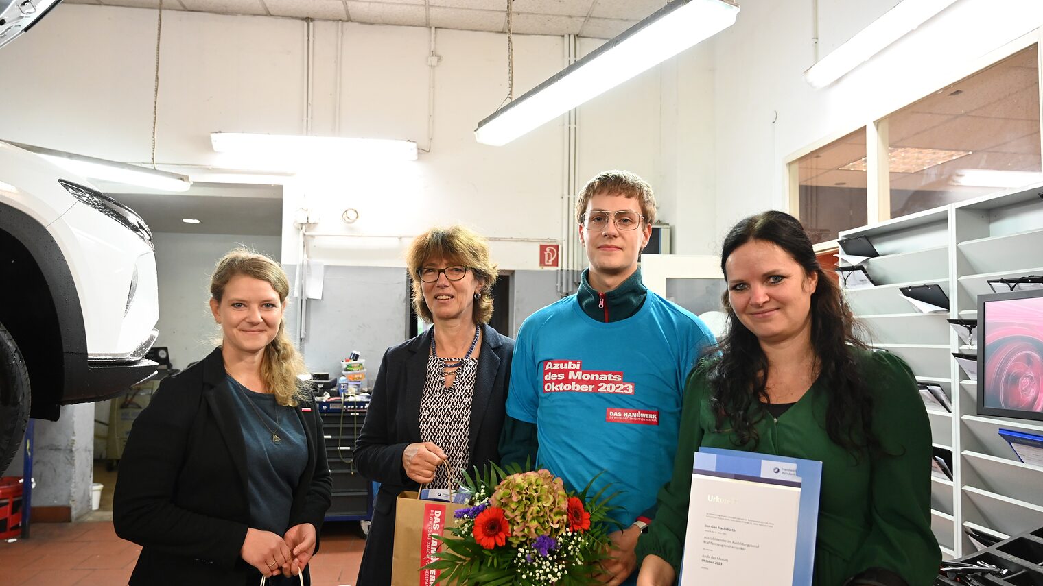 v.l.n.r: Sarah Lindemann (Kreishandwerkerschaft Ostprignitz-Ruppin), Cornelia Krell (Geschäftsführerin Autozentrum Treskow GmbH), Azubi Jon-Gee Flachsbarth; Steffi Amelung (Abteilungsleiterin Berufsbildung der Handwerkskammer Potsdam)