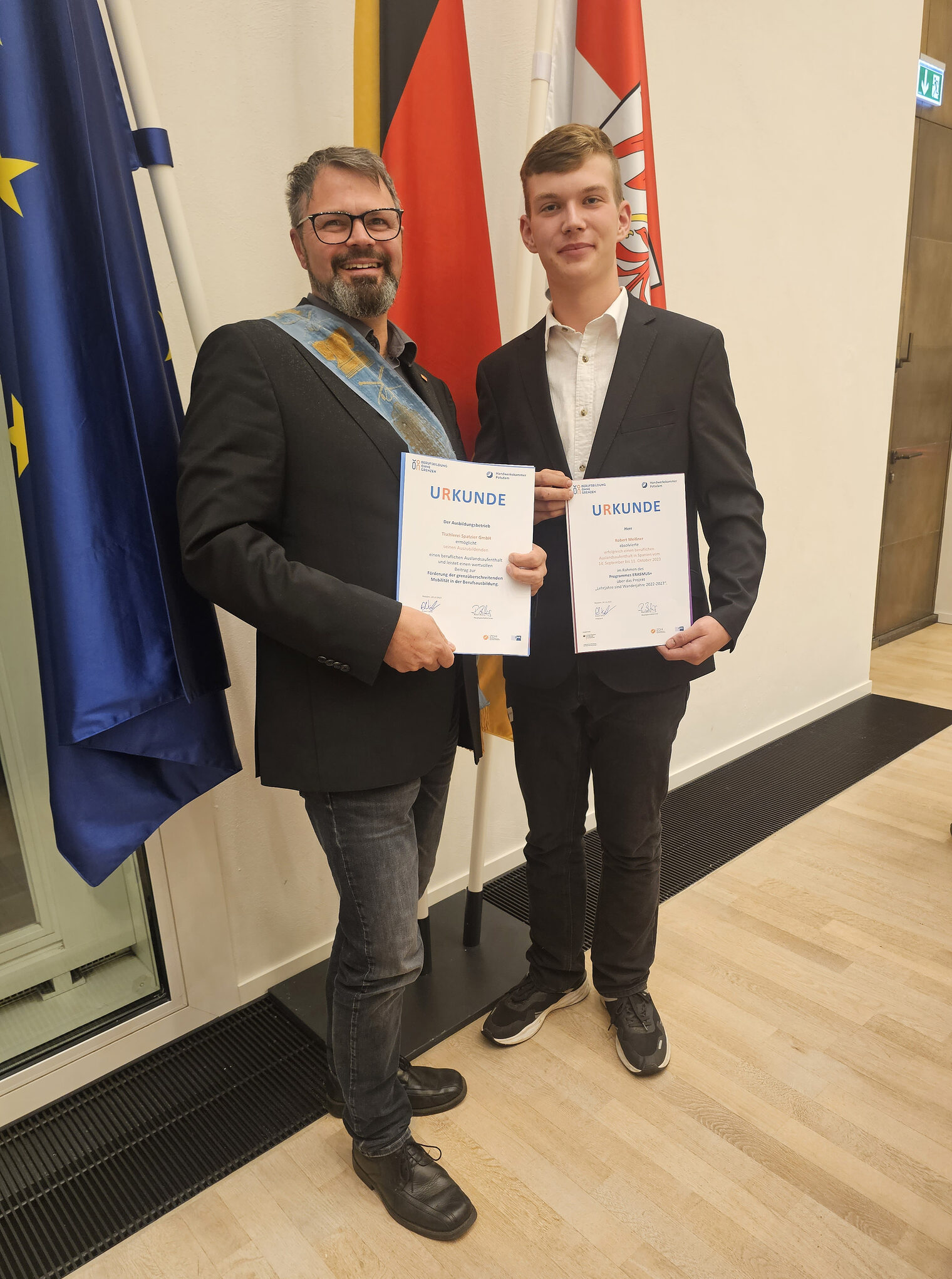 Tischlermeister Dirk Spatzier von der Tischlerei Spatzier GmbH nutzt das Erasmus-Programm als Mittel der Azubigewinnung. Robert Meißner, Tischlerazubi nutzte das Angebot und weilte zu einem Auslandpraktikum in Spanien.