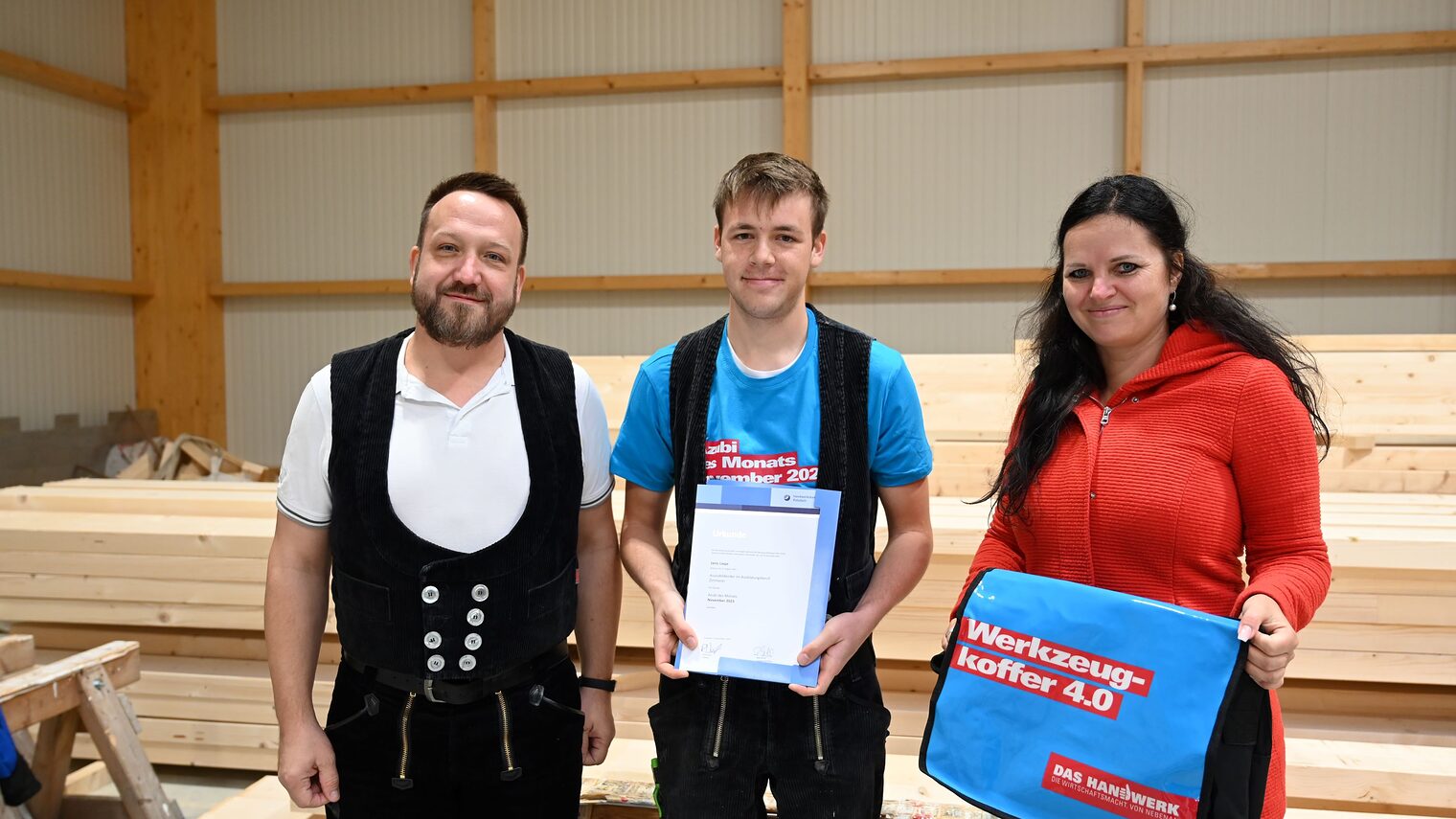 Carsten Menz, Junior-Chef der Zimmerei Menz in Wenzlow, Zimmerer-Lehrling Janic Liepe und die Abteilungsleiterin Berufsbildung bei der Handwerkskammer Potsdam, Steffi Amelung.