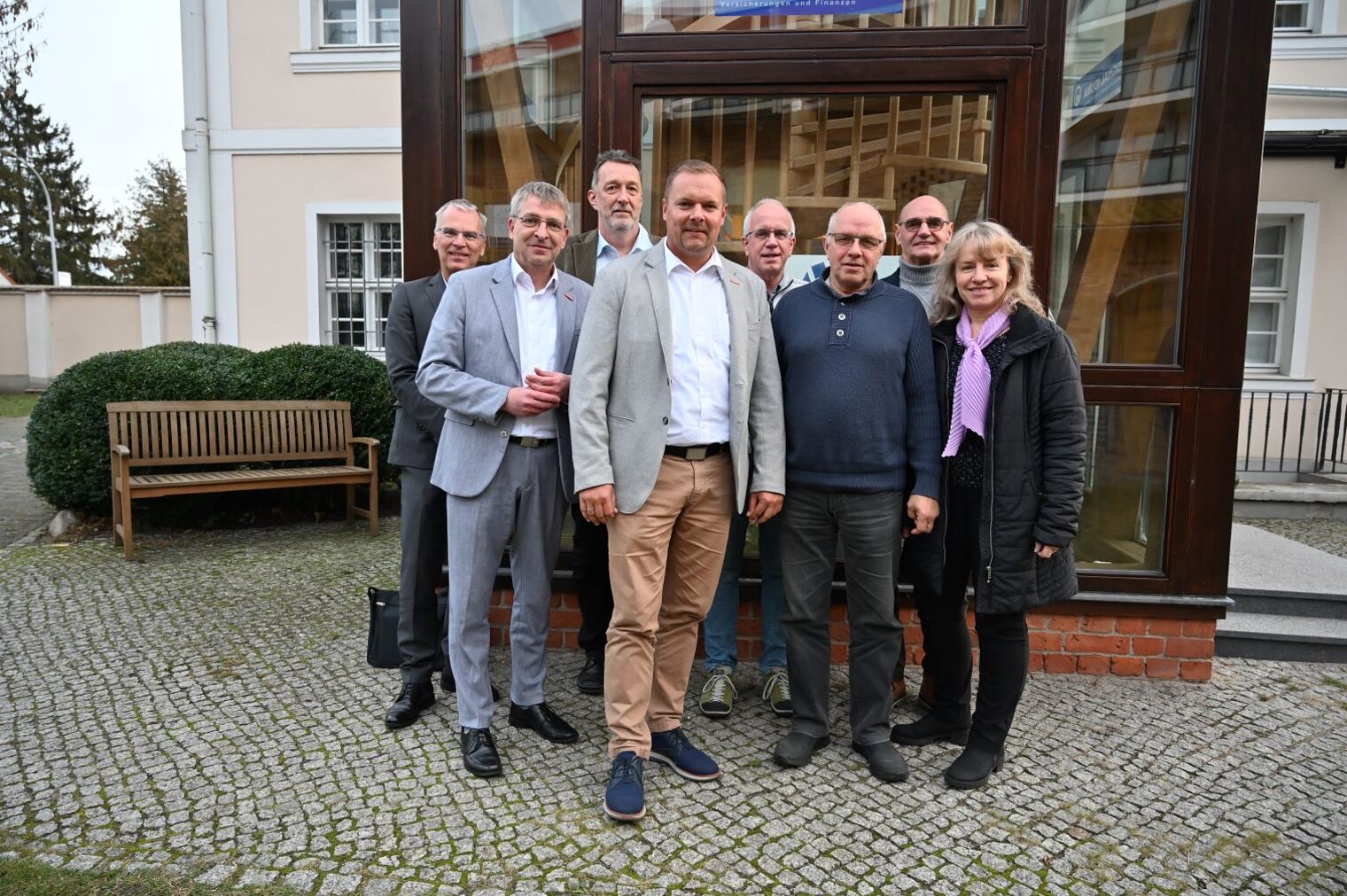 Gemeinsames Auswertungsgespräch in der Kreishandwerkerschaft OberhavelTilo Jänsch, stellv. Hauptgeschäftsführer, HWK-Hauptgeschäftsführer Ralph Bührig, Ralf Schneider, Präsident Robert Wüst, Kay-Jürgen Reddig, stellv. Kreishandwerksmeister Oberhavel, Kreishandwerksmeister Norbert Fischer, Michael Graf vom Vorstand u nd Marion Ecke, Geschäftsführerin der Kreishandwerkerschaft Oberhavel (v.l.)