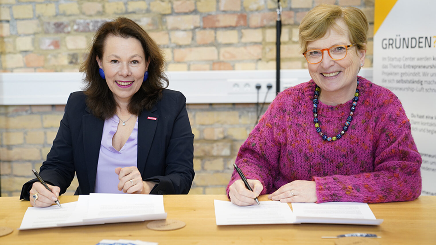 Prof. Dr. Ulrike Tippe, Präsidentin TH Wildau (r) und Dr. Christiane Herberg, Abteilungsleiterin Wirtschaftsförderung, Umwelt und Technologie bei der Handwerkskammer Potsdam 