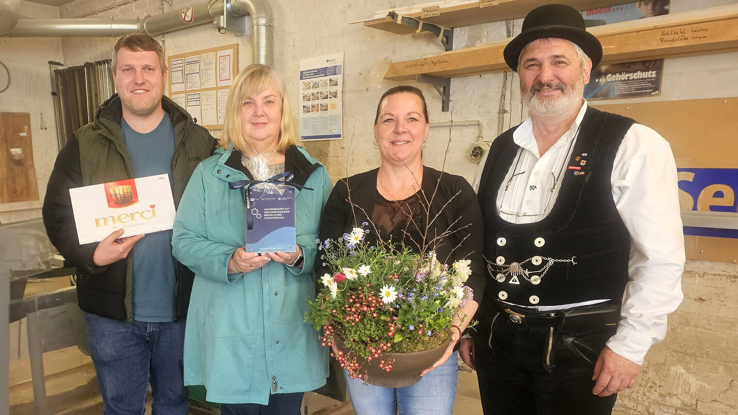 v.l.n.r. Steffen Meyer, Koordinator für berufliche Orientierung; Anke Ketteritzsch, Schulleiterin der Puschkinschule; Stephanie Goldschmidt, Geschäftsführerin Tischlerei Bauring GmbH; Karsten Kirchhoff, Vorstandsmitglied der Handwerkskammer Potsdam