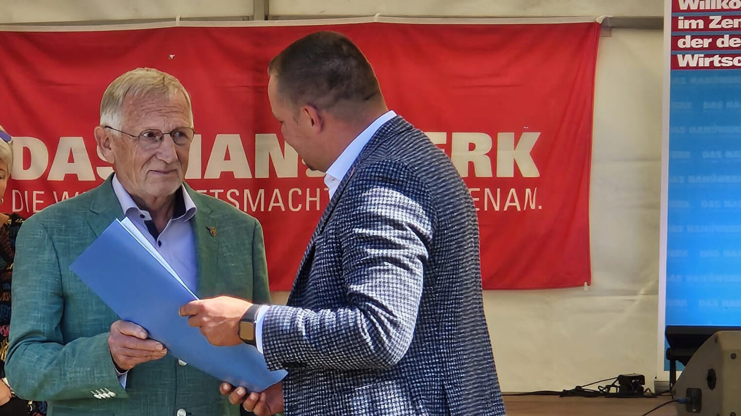 Übergabe des Goldenen Meisterbriefs an Elektroninstallateurmeister Reinhard Neumann