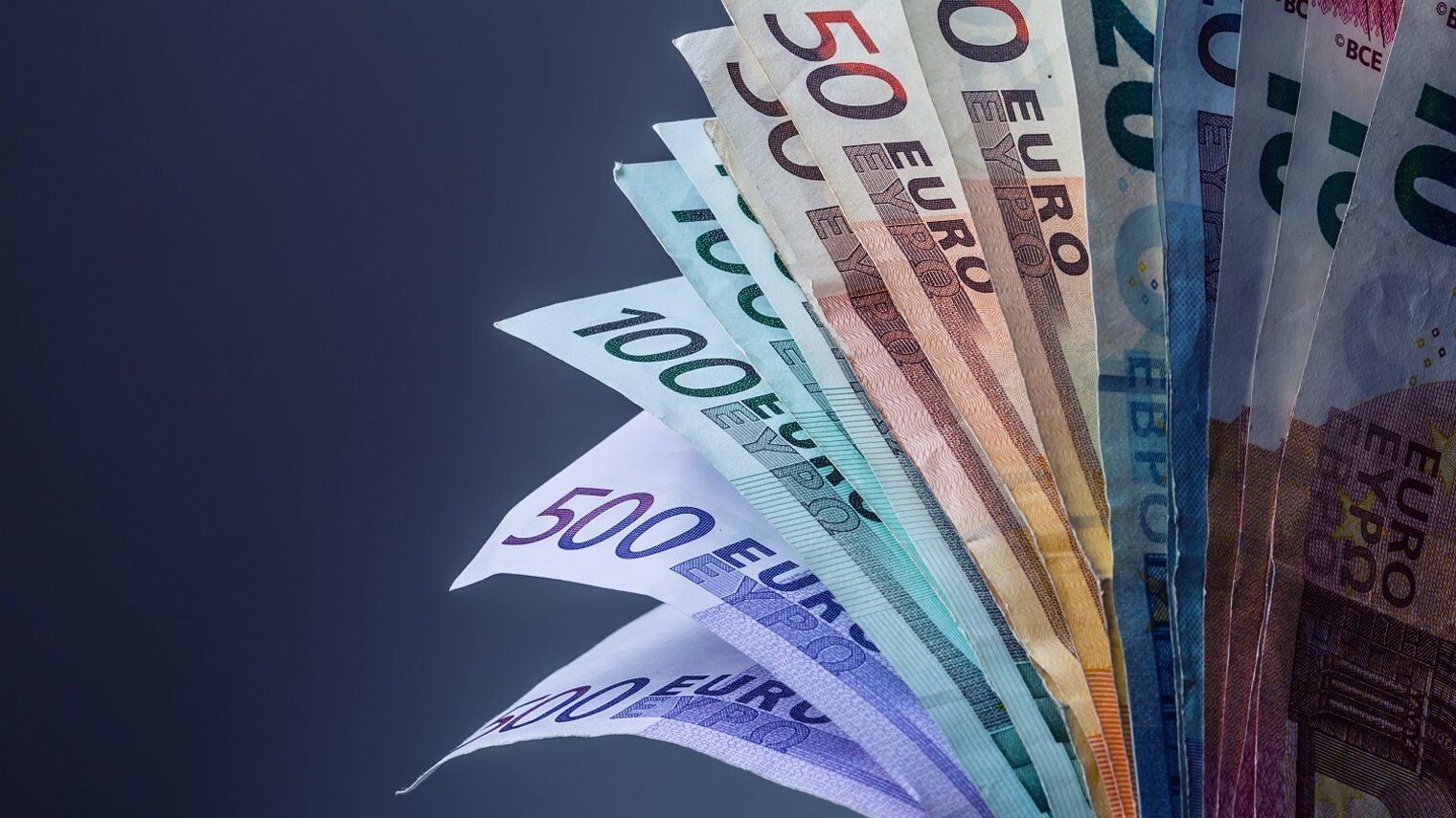 Several hundred euro banknotes stacked by value. Euro money concept. Euro banknotes. Euro currency. Banknotes stacked on each other in different positions. Toned photo. Schlagwort(e): all, background, bank, banking, banknote, bill, business, buy, cash, close, closeup, coin, color, concept, currency, economic, economy, euro, europe, european, exchange, fifty, finance, financial, hundred, investment, isometric, macro, market, metal, money, note, paper, pay, payment, pile, price, savings, shopping, stacked, stock, success, symbol, union, up, value, wealth, white