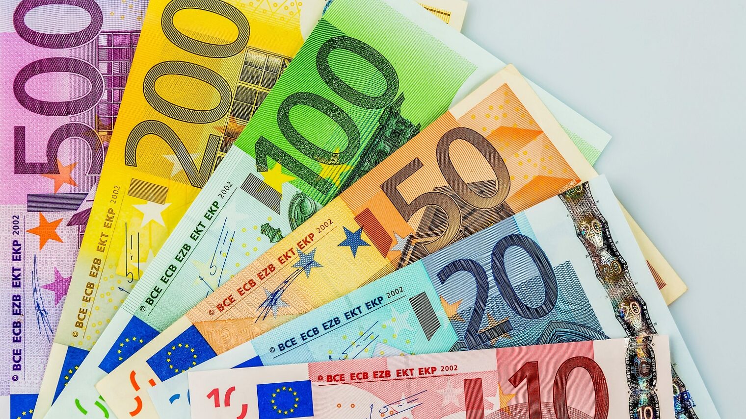 Viele verschiedene Euro Geldscheine. Symbolfoto für Reichtum und Geldanlage. Schlagwort(e): Abgaben, Bank, Banknote, Banknoten, Bar, Bargeld, Barzahlung, Business, Cash, Darlehen, Einkommensteuer, Einzahlung, Euro, Eurobanknoten, Eurogeld, Euros, Euroscheine, Finanzen, Finanzierung, Finanzwirtschaft, Gehalt, Geld, Geldanlage, Geldschein, Geldscheine, Geldspende, Haushalt, Haushaltsgeld, Kapitak, Konzept, Kredit, Leasing, Lohn, Lohnnebenkosten, Lohnsteuer, Rücklage, Spende, Steuer, Wechselkurs, Wirtschaft, Wohlstand, Währung, Zahlungsmittel, Zusatzpension, Zusatzrente, ausgeben, bares, kaufen, spenden