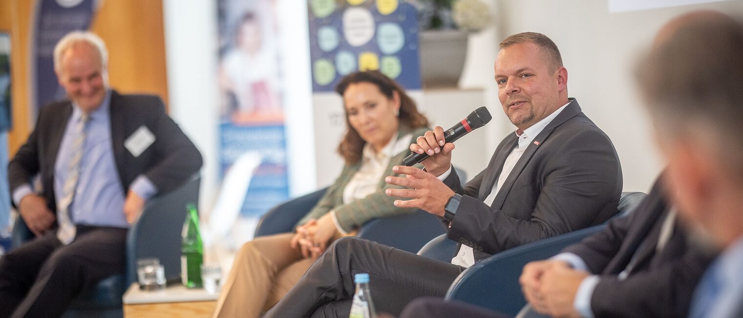 Auf dem Podium diskutierten: Bernd Rubelt, Wirtschaftsbeigeordneter der Landeshauptstadt Potsdam, Beigeordneter für Stadtentwicklung, Bauen, Wirtschaft und Umwelt, Ina Hänsel, Präsidentin der Industrie- und Handelskammer Potsdam, Robert Wüst, Präsident der Handwerkskammer Potsdam. Nicht im Bild: Dr. Alexandros Tassinopoulos, Geschäftsführer der Agentur für Arbeit Potsdam sowie Dr. Steffen Kammradt, Wirtschaftsförderung Land Brandenburg GmbH Auf dem Podium diskutierten: Bernd Rubelt, Wirtschaftsbeigeordneter der Landeshauptstadt Potsdam, Beigeordneter für Stadtentwicklung, Bauen, Wirtschaft und Umwelt, Ina Hänsel, Präsidentin der Industrie- und Handelskammer Potsdam, Robert Wüst, Präsident der Handwerkskammer Potsdam. Nicht im Bild: Dr. Alexandros Tassinopoulos, Geschäftsführer der Agentur für Arbeit Potsdam sowie Dr. Steffen Kammradt, Wirtschaftsförderung Land Brandenburg GmbH