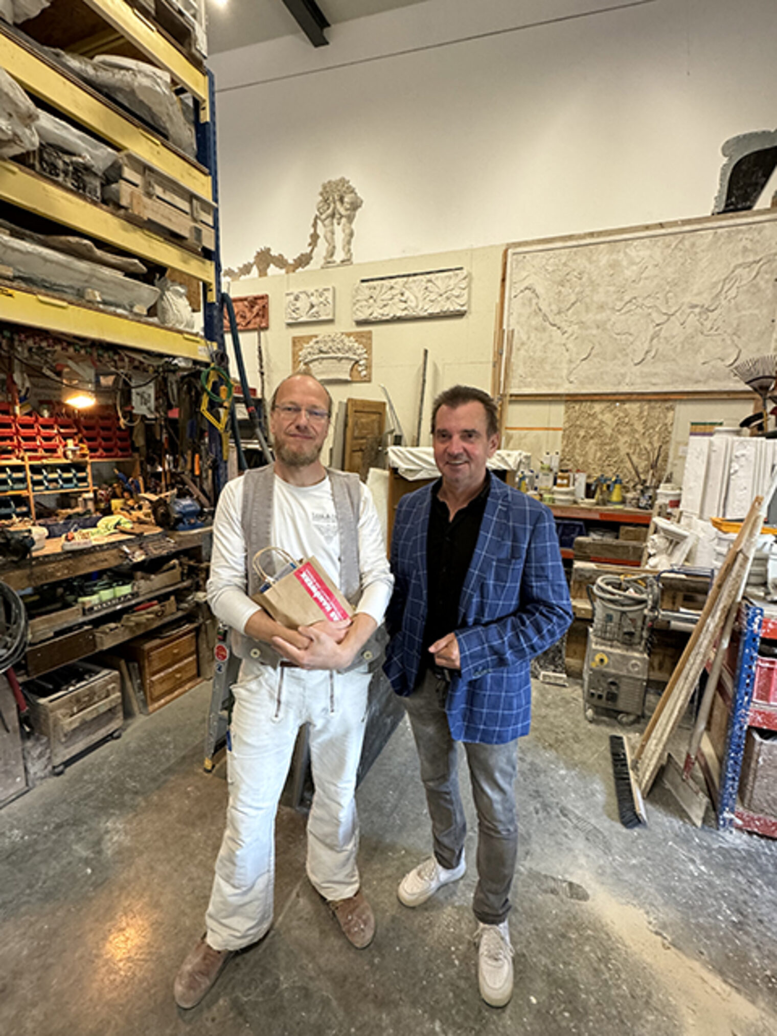 Frank Bommert, Vorstandsmitglied der Handwerkskammer Potsdam zu Besuch in der Stuckateur-Werkstatt Lenk & Franz