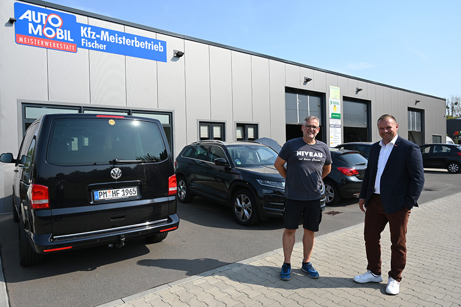 Kfz-Technikermeister Hagen Fischer zusammen mit Robert Wüst, Präsident der Handwerkskammer Potsdam