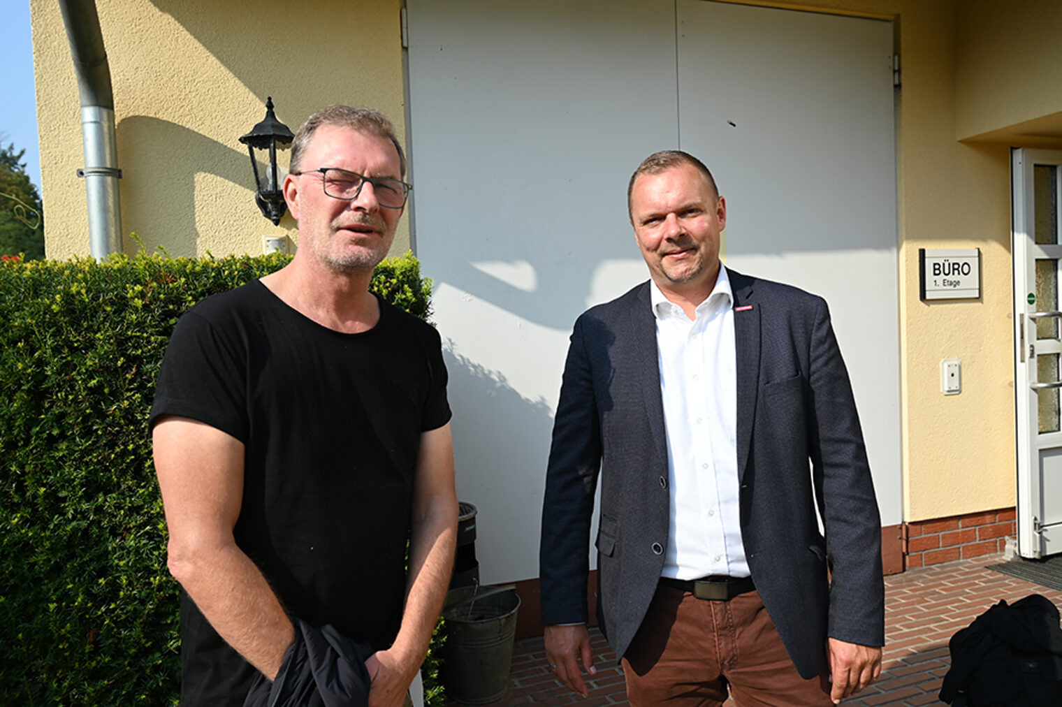 Sven Haase, Geschäftsführer der Elektro Haase GmbH zusammen mit Robert Wüst, Präsident der Handwerkskammer Potsdam