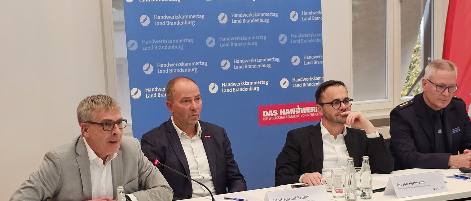 Gesprächsrunde mit Vertretern des Handwerks, des Innenministeriums und der Polizei Brandenburg zur Diebstahlprävention.