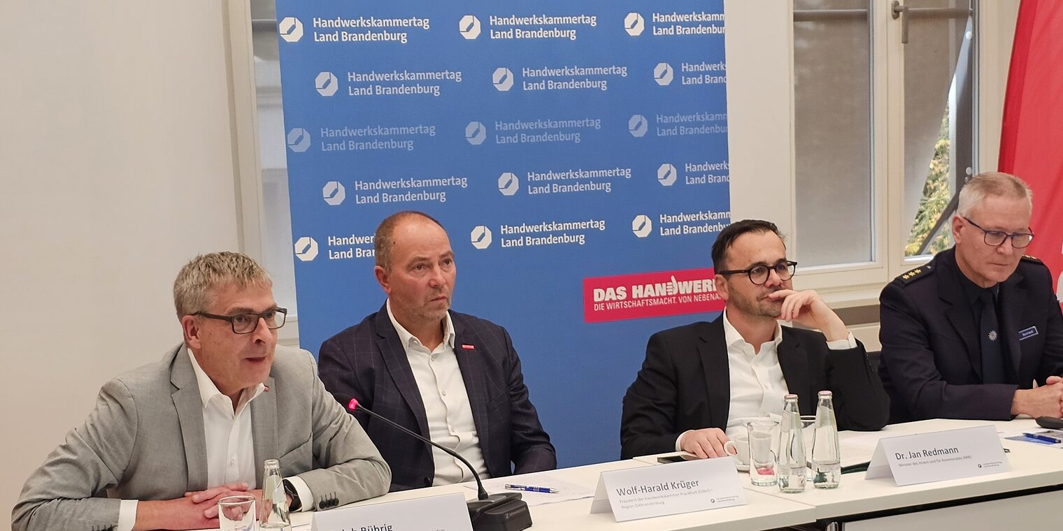 Gesprächsrunde mit Vertretern des Handwerks, des Innenministeriums und der Polizei Brandenburg zur Diebstahlprävention.